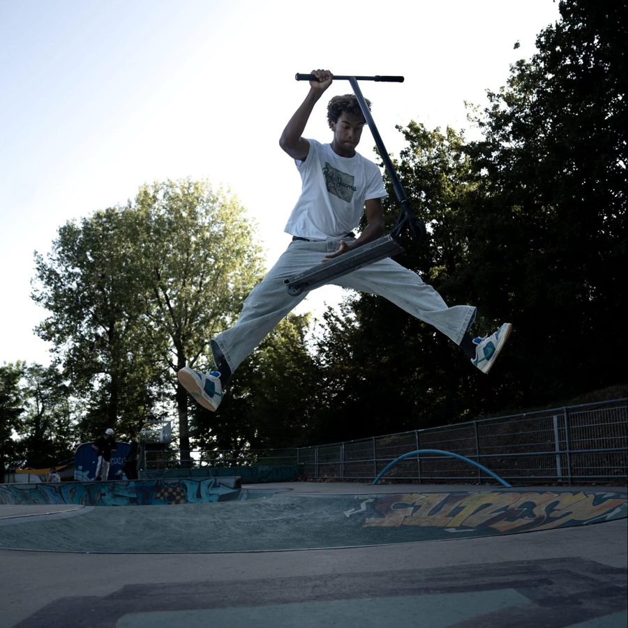 Djamal, coach RSL, en plein trick au skatepark