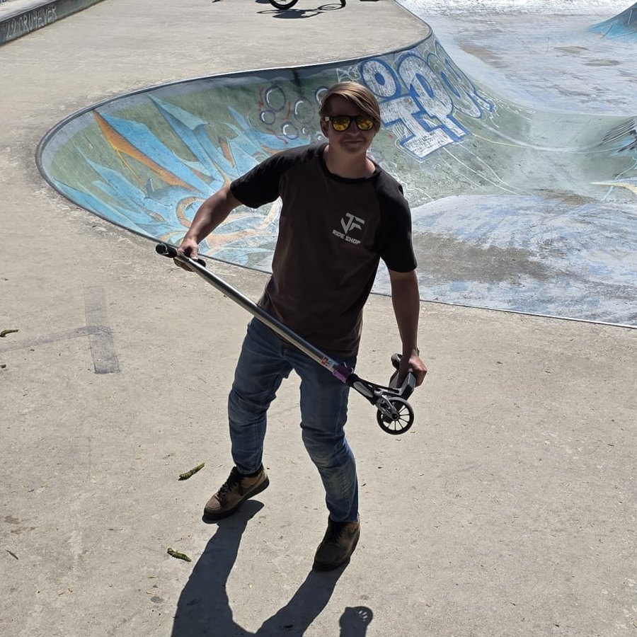 William, coach RSL, avec sa trottinette au skatepark de Vidy